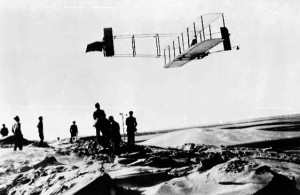 Den Brüdern Wilbur und Orville gelang am 24. Oktober 1911 in North Carolina das Meisterstück mit einer Flugdauer von über 9 Minuten.