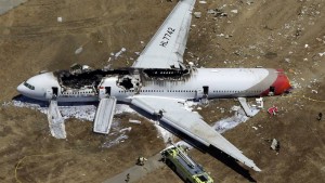 Ein Flugzeug der Asiana-Airlines stürzt bei der Landung am 6. Juli 2013 ab.